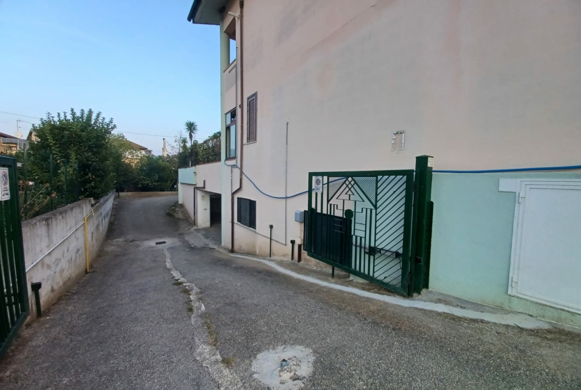 Garage ad Agropoli, in Via Estate 9