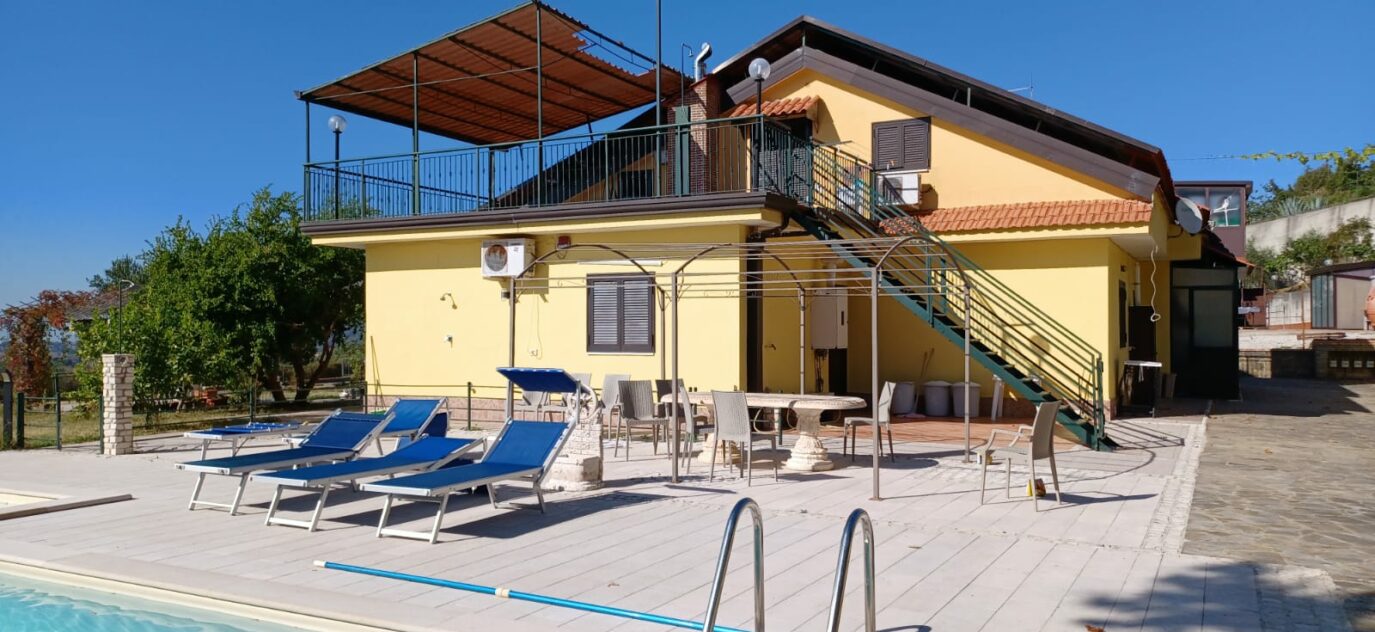 Villa con piscina in affitto a Laureana Cilento