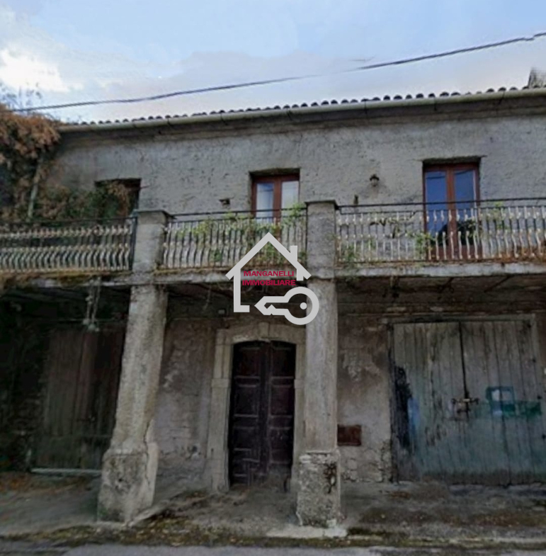 Edificio con appartamento laboratori e locale commerciale