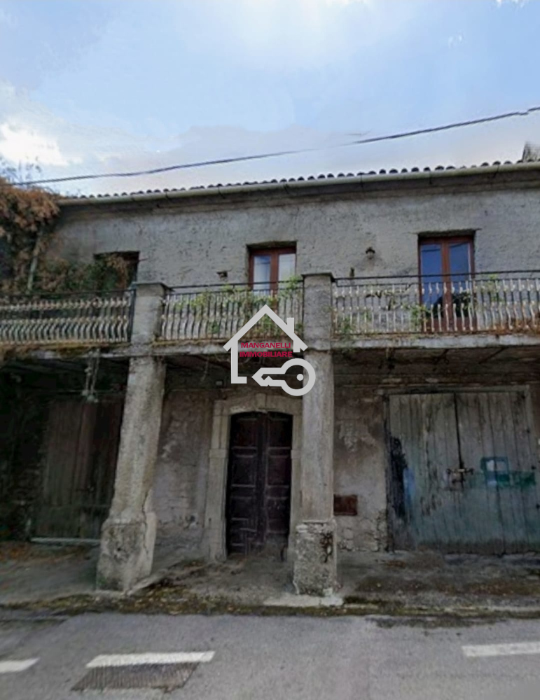 Edificio con appartamento laboratori e locale commerciale