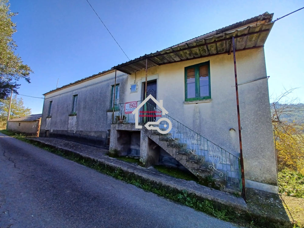 Rustico con depositi ed uliveto a Lustra
