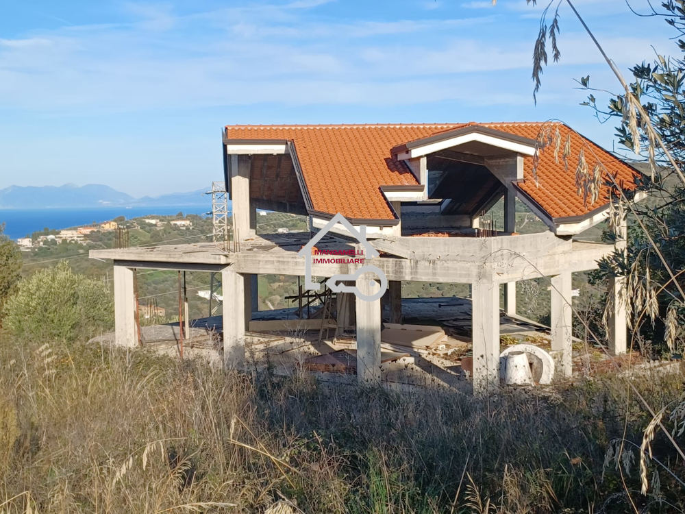 Grezzo vista mare con un ettaro di terreno ad Agropoli