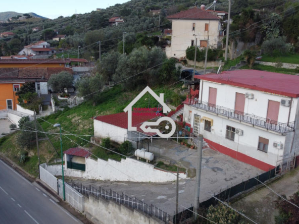 Villa unifamiliare divisa in due comodi appartamenti in via Fuonti ad Agropoli