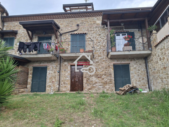 Appartamento a Laureana Cilento, piano terra con ingresso e giardino