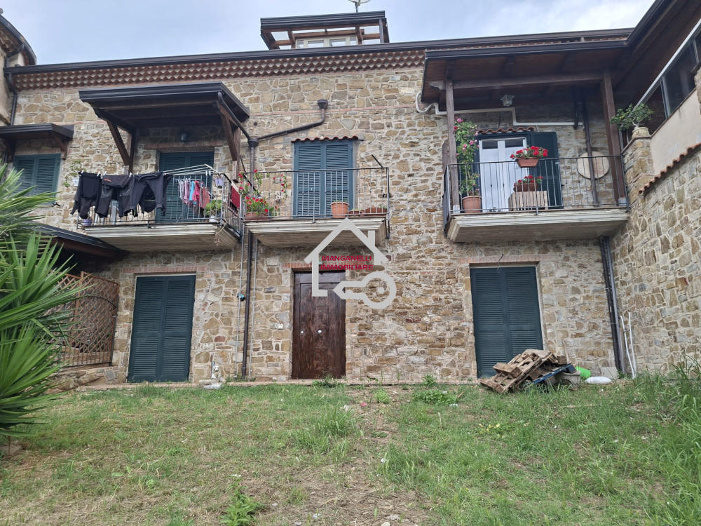 Appartamento a Laureana Cilento, piano terra con ingresso e giardino