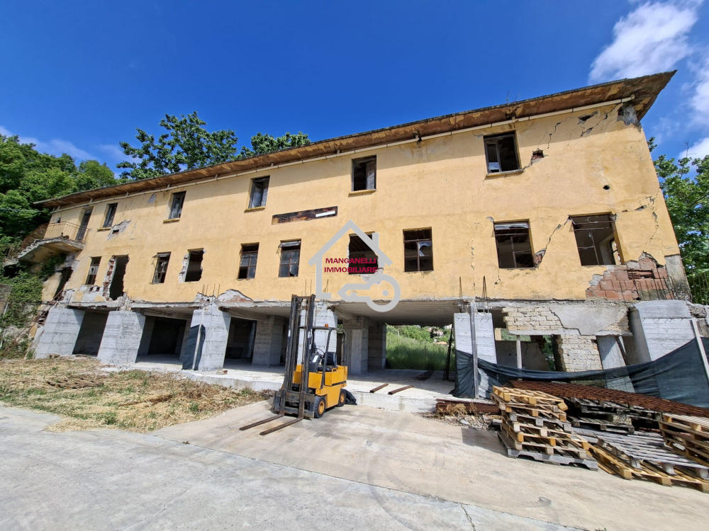 Fabbricato collabente su tre livelli a Rutino