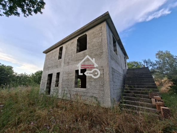 Grezzo con 10000 mq di terreno a Perdifumo