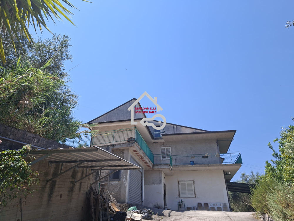 Villa con garage e 1000 mq di terreno in vendita ad Agropoli