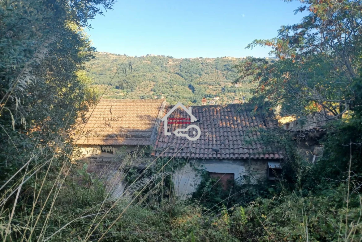 Frazione di rudere e terreno in Via Della Sacra Famiglia ad Agropoli