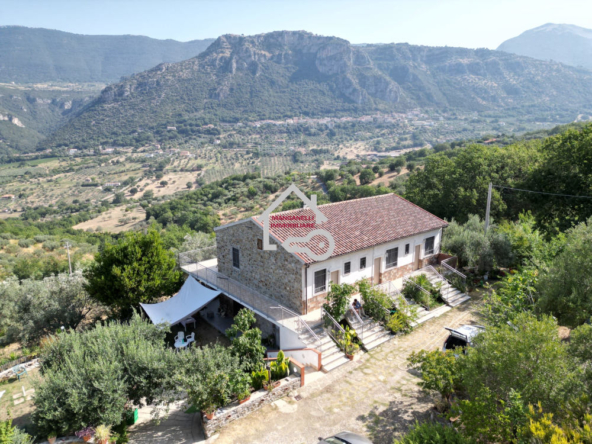 Villa indipendente con 20000 mq di terreno a Giungano