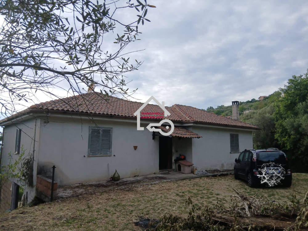 Villa indipendente su due livelli e vista mare a Laureana Cilento